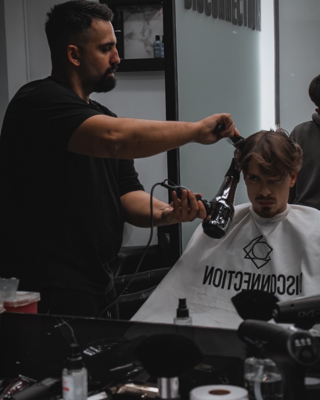 Un barbiere al lavoro per Disconnection 2.0
