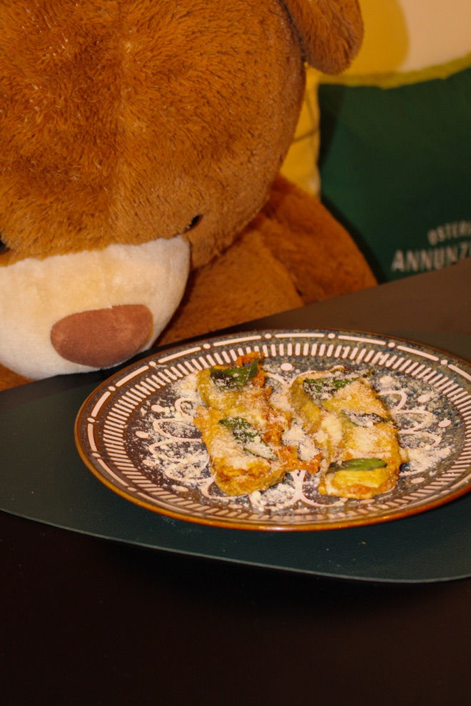 Un piatto di Osteria Annunziata accanto a un orsetto di peluche