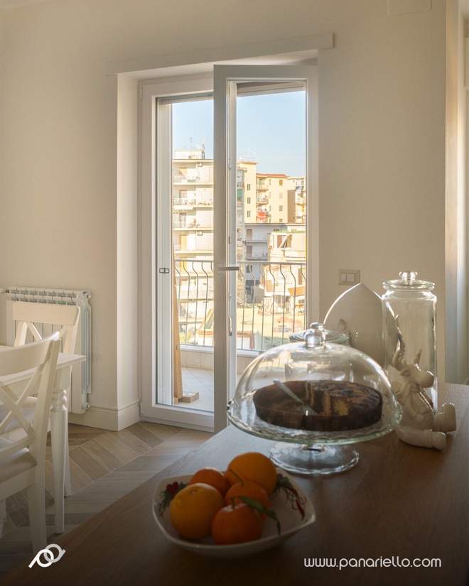 Cucina con portafinestra Panariello in Casa Di Donna